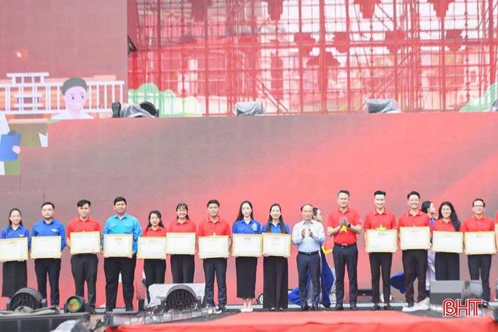 Đại diện Hội LHTN Việt Nam tỉnh Hà Tĩnh (ngoài cùng bên trái) nhận bằng khen tại chương trình.