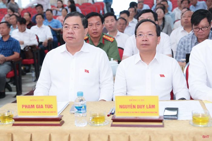 Đồng chí Phạm Gia Túc - Ủy viên Bộ Chính trị, Phó Thủ tướng Thường trực Chính phủ; đồng chí Nguyễn Duy Lâm - Ủy viên Trung ương Đảng, Bí thư Tỉnh ủy, Trưởng đoàn ĐBQH tỉnh tham dự hội nghị tiếp xúc cử tri tại cụm xã khu vực Thạch Hà trước Kỳ họp thứ 2, Quốc hội khóa XVI.