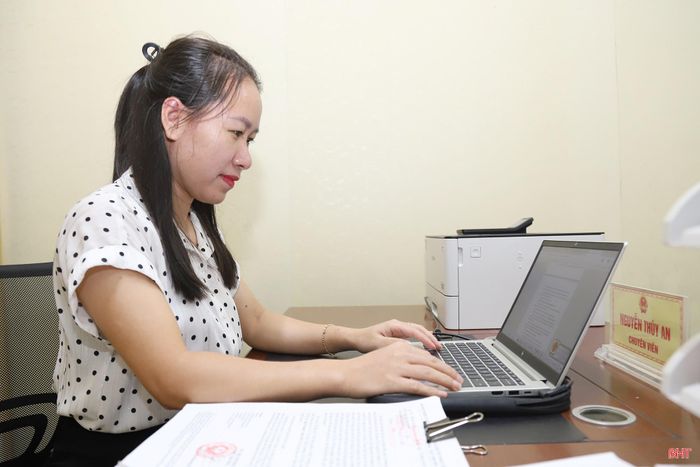 Chuyên viên Văn phòng Đoàn ĐBQH & HĐND tỉnh tập trung cao cho công tác chuẩn bị kỳ họp.