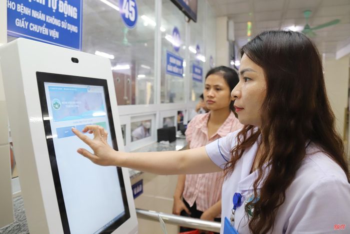 Trong bối cảnh nền kinh tế số và xã hội số đang phát triển mạnh mẽ, việc xây dựng một hành lang pháp lý về định danh điện tử và an ninh dữ liệu đóng vai trò then chốt.