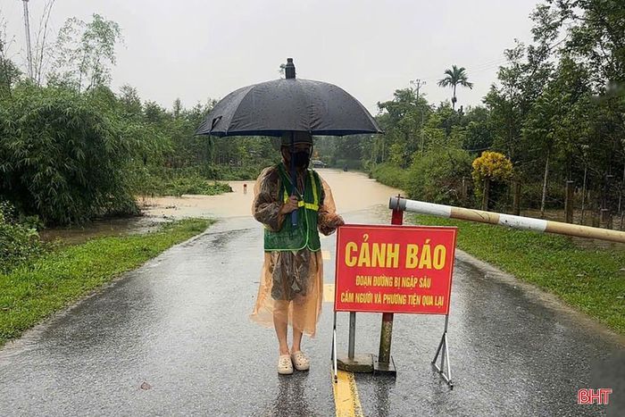 Khi gặp các tuyến đường ngập úng, có biển cảnh báo của cơ quan chức năng, người dân cần chấp hành nghiêm quy định, không tự ý lưu thông để đảm bảo an toàn.