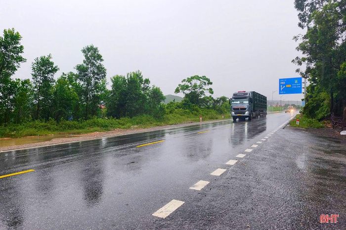 Thời tiết mưa gió là một trong những yếu tố dẫn tới nguy cơ xảy ra tai nạn giao thông ở Hà Tĩnh.