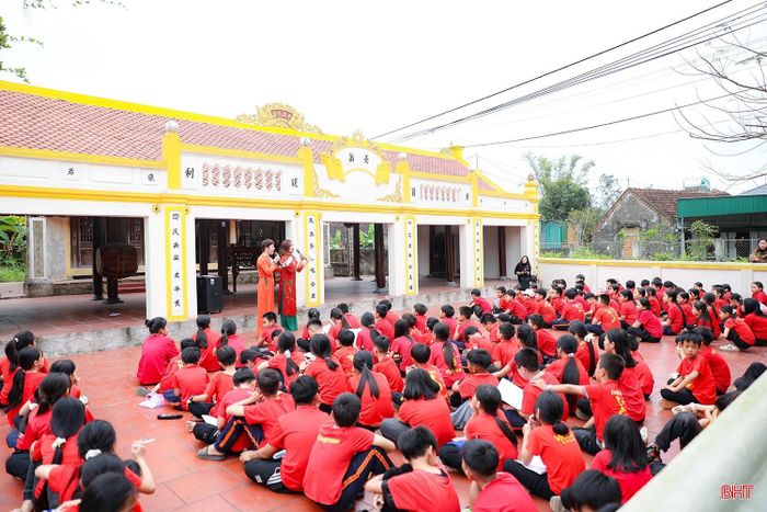 Các em học sinh được giáo viên hướng dẫn tập hát ví tại đình làng Trường Lưu, góp phần đưa các giá trị văn hóa truyền thống đến gần hơn với thế hệ trẻ.