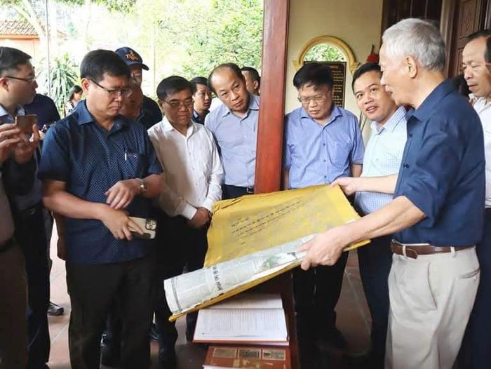 Giáo sư, Viện sĩ Nguyễn Huy Mỹ dành tâm huyết cho việc sưu tầm, nghiên cứu và lưu giữ những tư liệu, hiện vật quý của các thế hệ đi trước. Ảnh tư liệu