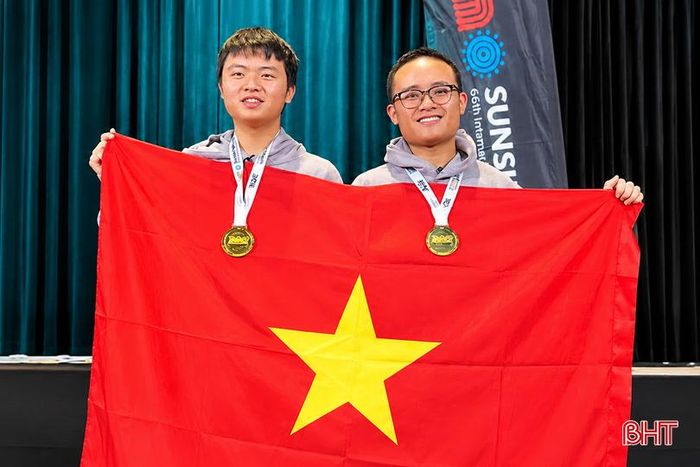 Trần Minh Hoàng (bên phải) cùng đồng đội với Huy chương Vàng Olympic Toán quốc tế (tháng 7/2025)