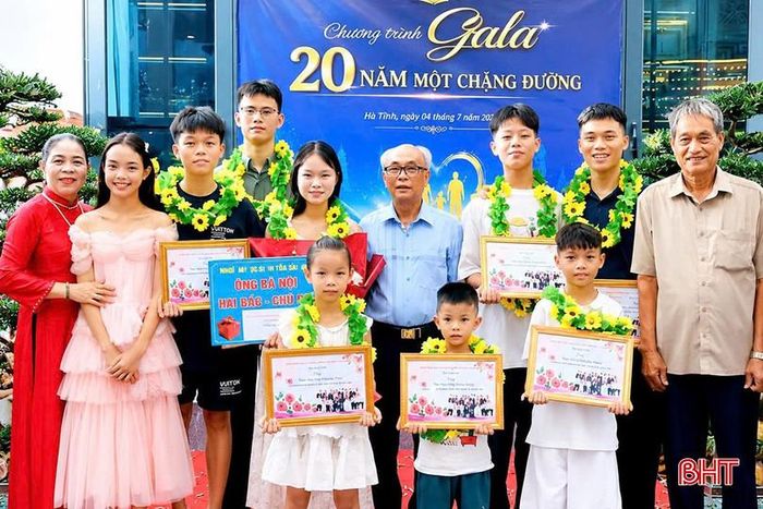 Hơn 20 năm duy trì hoạt động khuyến học, gia đình ông Trần Đình Liêm luôn dành sự động viên, ghi nhận đối với các thế hệ con cháu nỗ lực trong học tập, rèn luyện.