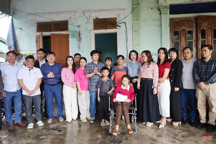 Đoàn đến trao tiền hỗ trợ cho vợ chồng anh Lê Văn Định và chị Trương Thị Chung (thôn Cẩm Vịnh, xã Cẩm Bình).