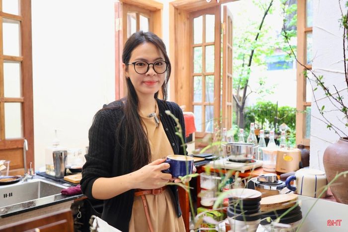  Việc chủ động tìm kiếm, chọn lọc thông tin từ nhiều nguồn, đặc biệt trên các nền tảng số, đang giúp nhiều phụ nữ tiếp cận kiến thức mới, học hỏi kỹ năng và vận dụng vào hoạt động kinh doanh. 