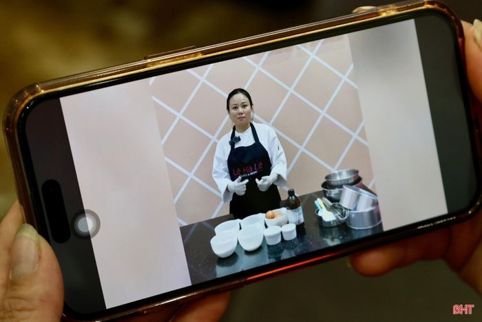Chị Đinh Thị Hưng (xã Cẩm Bình) tìm hiểu cách làm bánh qua các video hướng dẫn và tự thực hành tại nhà.