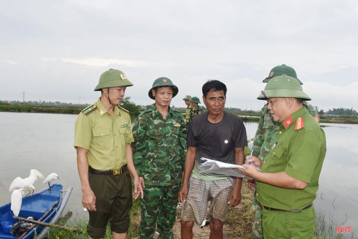 Các lực lượng chức năng lập biên bản xử lý ông D. ở xã Đan Hải vì hành vi đơm bẫy chim di cư.