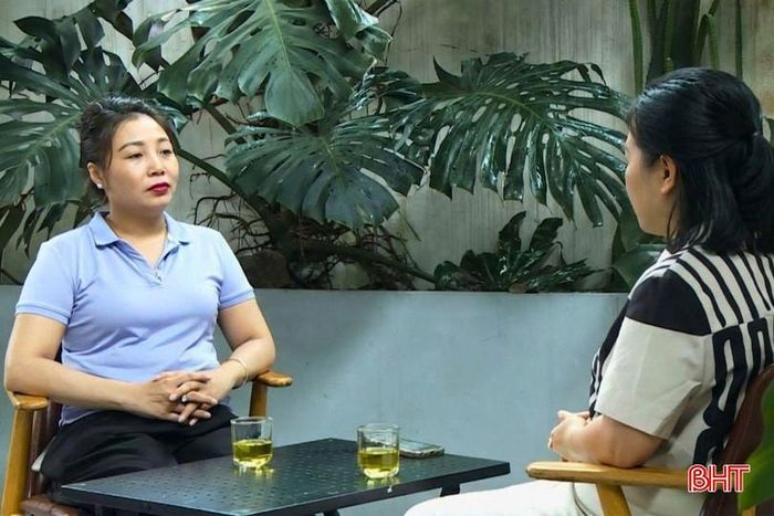 Chị Trần Thị Hải, phường Thành Sen ( Người bên trái) chia sẻ về cách lắng nghe con trong thời đại số.