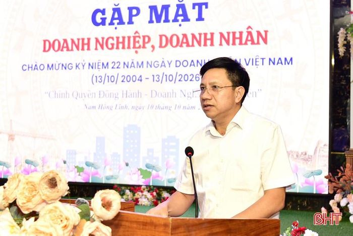Đồng chí Nguyễn Hữu Khiếu - Bí thư Đảng ủy, Chủ tịch HĐND phường Nam Hồng Lĩnh phát biểu tại buổi lễ.