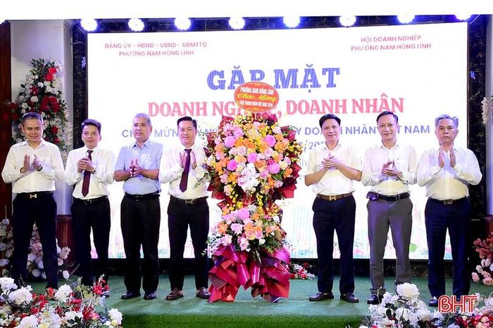  Lãnh đạo phường Nam Hồng Lĩnh tặng hoa chúc mừng Hội Doanh nghiệp phường và các doanh nghiệp, doanh nhân, hộ sản xuất - kinh doanh trên địa bàn. 