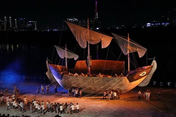 Chương trình nghệ thuật “Chuyến tàu huyền thoại” là một vở đại nhạc kịch ngoài trời lần đầu tiên được tổ chức trên sông Sài Gòn nhân Lễ hội Sông nước Thành phố Hồ Chí Minh năm 2024. (Ảnh: Thu Hương/TTXVN)