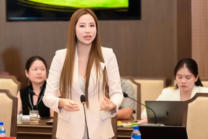 Tổng đạo diễn Lê Hải Yến thuyết minh về lễ hội trong họp báo Lễ hội Văn hoá Du lịch Mường Lò 2026 tại Lào Cai. (Ảnh: CTV/Vietnam+)