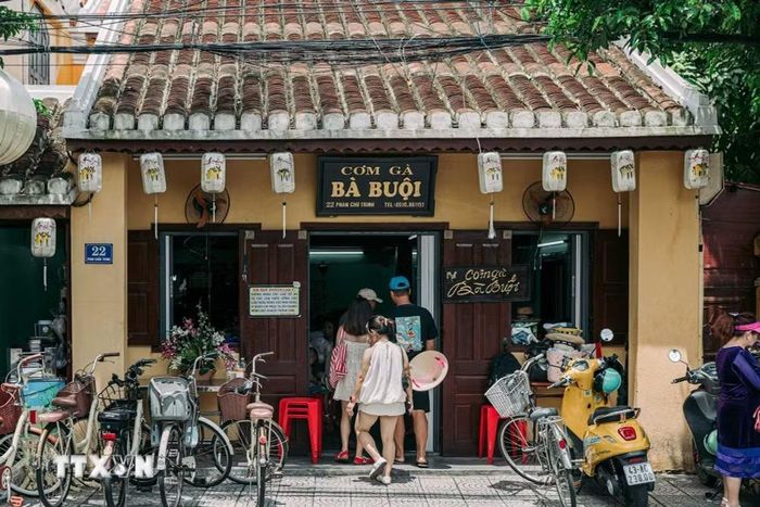 Du khách tìm đến quán Cơm gà Bà Buội trên đường Phan Chu Trinh, địa chỉ quen thuộc trong hành trình khám phá ẩm thực Hội An. (Ảnh: Phạm Tuấn Anh/TTXVN)