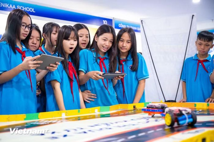 Học sinh Thủ đô hào hứng tham dự Triển lãm Robot, Trí tuệ nhân tạo (AI) và STEM năm 2026. (Ảnh: Minh Sơn/Vietnam+)