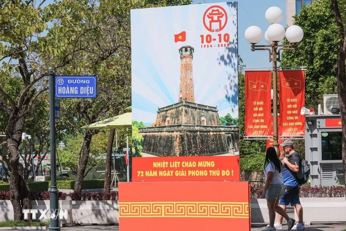 Panô chào mừng kỷ niệm 72 năm Ngày Giải phóng Thủ đô trên phố Hoàng Diệu. (Ảnh: Hoàng Hiếu/TTXVN)