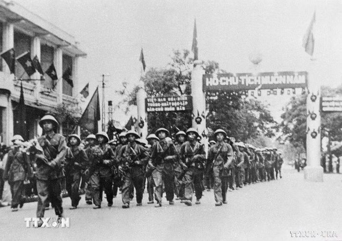 Sáng 10/10/1954, các cánh quân của Đại đoàn Quân Tiên Phong từ các cửa ô tiến vào tiếp quản Thủ đô được giải phóng trong rừng cờ hoa đón chào của 20 vạn người dân Hà Nội. (Ảnh: Tư liệu TTXVN)