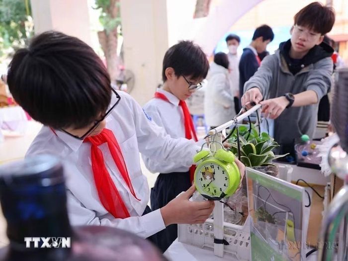 Thành phố Hà Nội đẩy mạnh chuyển đổi số và giáo dục STEM theo định hướng giáo dục thông minh. Trong ảnh: Sản phẩm "Vườn cây thông minh" của học sinh lớp 7, trường THCS Trưng Vương tham gia trưng bày, giới thiệu tại ngày hội của Thủ đô. (Ảnh: Thanh Tùng/TTXVN)