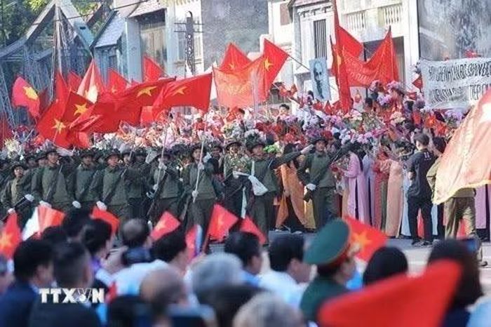 Màn thực cảnh tái hiện "Ngày về chiến thắng" đi qua các cửa ô tiến vào nội đô trong Lễ kỷ niệm 70 năm giải phóng Thủ đô, tại Hà Nội, ngày 10/10/2024. (Ảnh: Hoàng Hiếu/TTXVN)