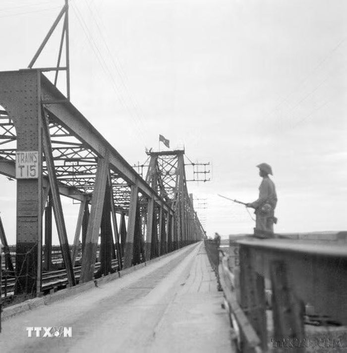 Chiến sỹ Quân đội nhân dân Việt Nam đứng gác trên cầu Long Biên, chiều 9/10/1954 sau khi quân Pháp rút hết khỏi Thủ đô qua cây cầu này để xuống Hải Phòng. (Ảnh: Tư liệu TTXVN)