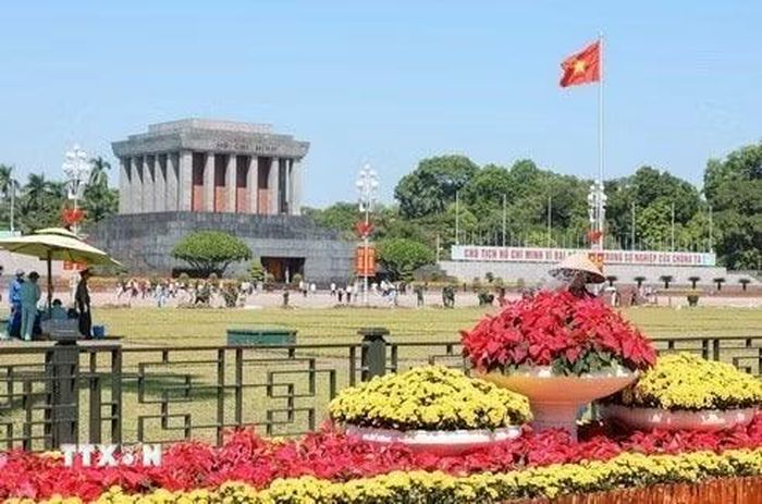 Quảng trường Ba Đình rực rỡ cờ, hoa. (Ảnh: Hoàng Hiếu/TTXVN)