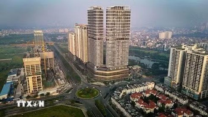 Nhiều khu nhà cao tầng đang tiếp tục được xây dựng, hoàn thiện trong khu vực Khu đô thị Tây Hồ Tây, Hà Nội. (Ảnh: Hoàng Hiếu/TTXVN)