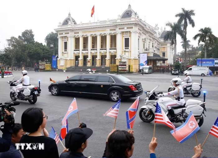 Hà Nội không chỉ là điểm đến an toàn, đáng tin cậy mà còn là “điểm hẹn” hấp dẫn các chính khách và bạn bè quốc. Trong ảnh: Đoàn xe đưa Chủ tịch Triều Tiên Kim Jong Un di chuyển qua Quảng trường Cách mạng Tháng Tám để đến gặp Tổng thống Mỹ Donald Trump, tại Hội nghị Thượng đỉnh Mỹ-Triều Tiên lần thứ hai, ngày 28/2/2019. (Ảnh: Lâm Khánh/TTXVN)