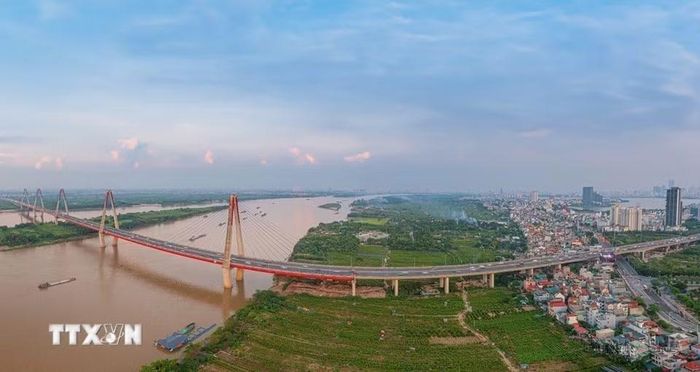 Cầu Nhật Tân là một trong ba cây cầu có số nhịp dây văng lớn nhất thế giới, với thiết kế gồm 5 trụ tháp, tượng trưng cho 5 cửa ô của Hà Nội, 5 cánh hoa đào của làng đào Nhật Tân. (Ảnh: Phạm Tuấn Anh/TTXVN)