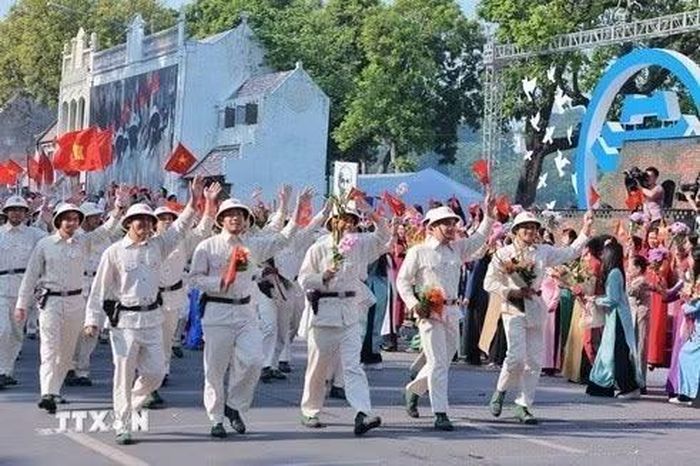 Màn thực cảnh tái hiện "Ngày về chiến thắng" đi qua các cửa ô tiến vào nội đô trong Lễ kỷ niệm 70 năm giải phóng Thủ đô, tại Hà Nội, ngày 10/10/2024. (Ảnh: Hoàng Hiếu/TTXVN)