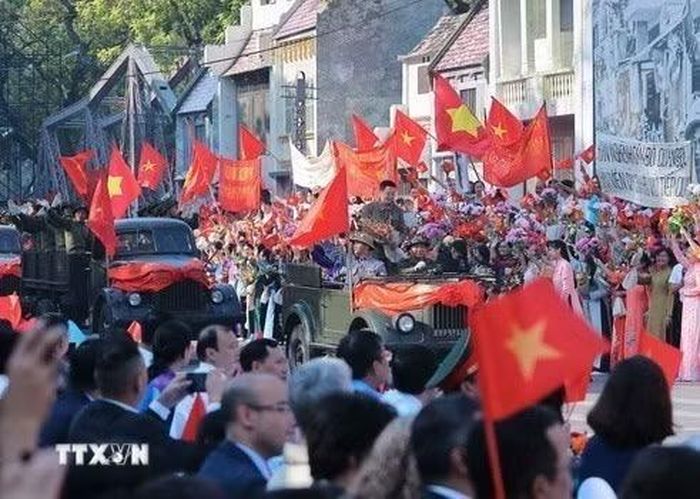 Màn thực cảnh tái hiện "Ngày về chiến thắng" đi qua các cửa ô tiến vào nội đô trong Lễ kỷ niệm 70 năm giải phóng Thủ đô, tại Hà Nội, ngày 10/10/2024. (Ảnh: Hoàng Hiếu/TTXVN)