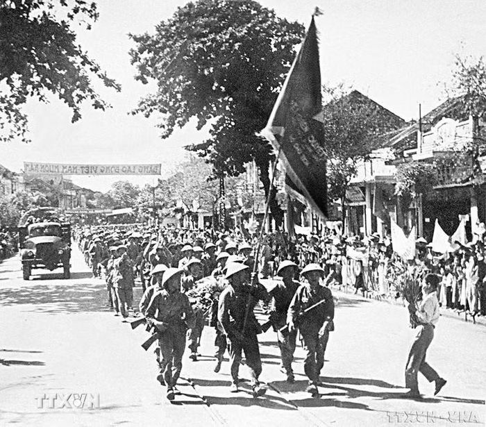 Nhân dân Hà Nội nồng nhiệt chào đón và tặng hoa cho các chiến sỹ trên đường vào tiếp quản Thủ đô, sáng 10/10/1954. (Ảnh: Tư liệu TTXVN) ​