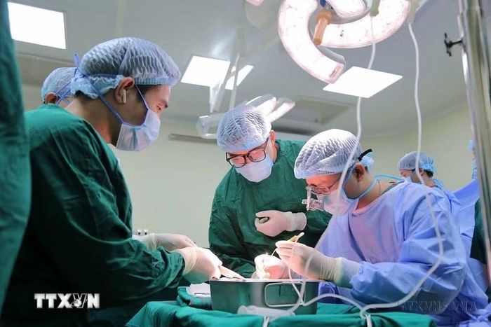 Ngày 8/9/2024, Bệnh viện Đa khoa Đức Giang (Hà Nội) chính thức ghi tên mình trên bản đồ ghép tạng Việt Nam bằng việc thực hiện thành công ca ghép thận đầu tiên cho một bệnh nhân nữ ở Tuyên Quang. (Ảnh: Minh Quyết/TTXVN)