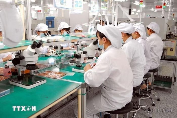 Hà Nội luôn là Thủ đô bình yên, có sức hấp dẫn lớn đối với các nhà đầu tư quốc tế. Trong ảnh: Dây chuyền sản xuất linh kiện điện tử tại Công ty TNHH Synopex Việt Nam (vốn đầu tư của Hàn Quốc), tại Khu công nghiệp Quang Minh (Hà Nội). (Ảnh: Danh Lam/TTXVN)