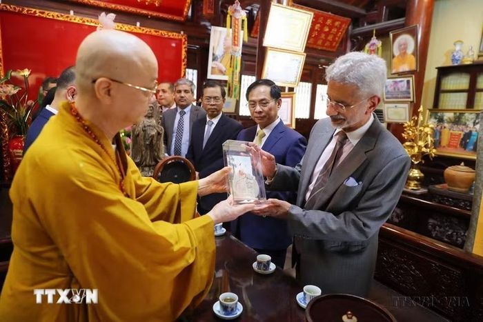 Hà Nội luôn hội tụ nhiều tinh hoa văn hóa và khẳng định là trung tâm chính trị, kinh tế, văn hóa, có vị thế quan trọng trong quan hệ quốc tế. Trong ảnh: Bộ trưởng Ngoại giao Ấn Độ Subrahmanyam Jaishankar thăm chùa Trấn Quốc tại Thủ đô Hà Nội (15/10/2023). (Ảnh: Lâm Khánh/TTXVN)