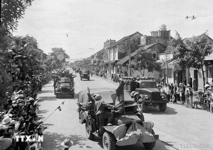 Từ 6 giờ sáng 10/10/1954, Trung đoàn Thủ đô từ Ô Cầu Giấy tiến vào cửa Nam. (Ảnh: Tư liệu TTXVN)