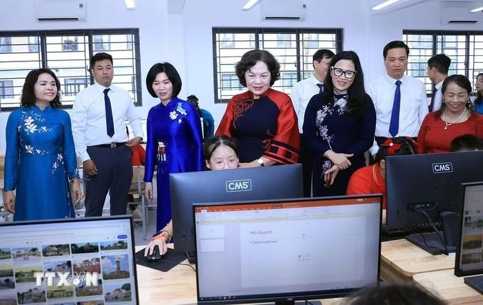 Sáng 4/10/2026, Phó Chủ tịch Quốc hội Nguyễn Thị Hồng tham quan phòng tin học của Trường Tiểu học Trung Hòa trong dịp khánh thành 2 công trình cải tạo, nâng cấp Trường Tiểu học Trung Hòa, Trường Trung học cơ sở Trung Hòa và xây dựng Trường Trung học phổ thông Hoàng Quán Chi, chào mừng 72 năm Ngày Giải phóng Thủ đô (10/10/1954-10/10/2026). (Ảnh: Tuấn Anh/TTXVN)