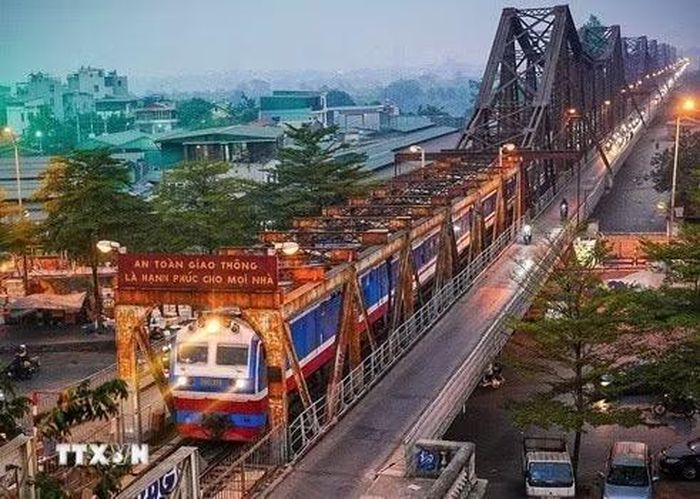 Với hơn 120 năm lịch sử, cầu Long Biên - nơi gặp gỡ giữa quá khứ và hiện tại của Hà Nội, là di sản không chỉ nổi bật bởi kiến trúc cổ kính, giao lưu giữa Việt Nam với phương Tây mà còn là “chứng tích lịch sử,” một trong những biểu tượng của Thủ đô, niềm tự hào của người dân Hà Nội. (Ảnh: Khánh Hòa/TTXVN)