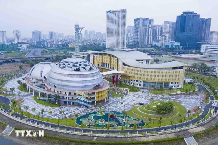 Cung Thiếu nhi Hà Nội tại khu Công viên hồ điều hòa CV1 trong khu đô thị mới Cầu Giấy, Nam Từ Liêm, là dự án lớn và hiện đại nhất Việt Nam dành cho trẻ em, đáp ứng nhu cầu học tập, vui chơi, giải trí, rèn luyện thể dục thể thao cho trẻ em Thủ đô và cả nước (2024). (Ảnh: Minh Đức/TTXVN)