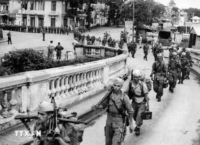 Những người lính Pháp cuối cùng rút qua cầu Long Biên để xuống Hải Phòng, chiều 9/10/1954. (Ảnh: Tư liệu TTXVN phát)