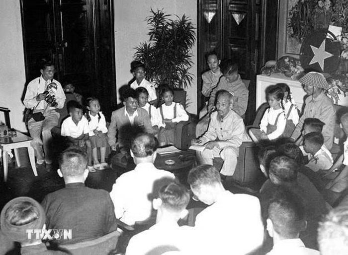 Chủ tịch Hồ Chí Minh tiếp các đại biểu nhân dân Thủ đô, ngày 16/10/1954. (Ảnh: Tư liệu TTXVN)