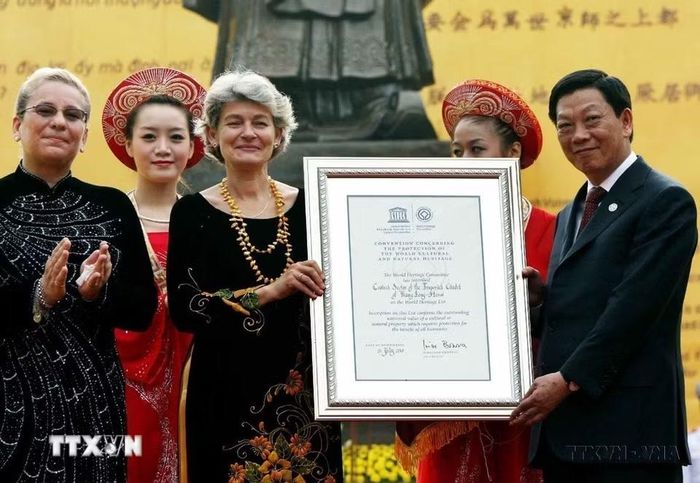 Bà Irina Bokova, Tổng Giám đốc UNESCO trao danh hiệu "Khu Trung tâm Hoàng thành Thăng Long" là Di sản Văn hóa Thế giới cho Chủ tịch UBND Thành phố Hà Nội Nguyễn Thế Thảo, tại Lễ khai mạc chuỗi hoạt động của Đại lễ kỷ niệm 1.000 năm Thăng Long-Hà Nội, ngày 1/10/2010. (Ảnh: Nhan Sáng/TTXVN)