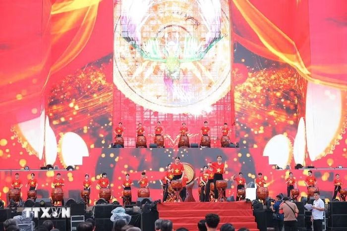 Màn trống hội biểu diễn khai mạc Lễ phát động phong trào "Mỗi người dân lựa chọn ít nhất một môn thể thao phù hợp để tập luyện thường xuyên." (Ảnh: Hoàng Hiếu/TTXVN)