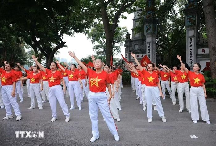 Sau lễ phát động là các hoạt động chạy, đi bộ đồng hành xung quanh khu vực hồ Hoàn Kiếm cùng hoạt động biểu diễn võ thuật, các môn thể thao. (Ảnh: Hoàng Hiếu/TTXVN)