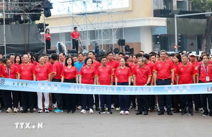 Thường trực Ban Bí thư Trần Cẩm Tú, Phó Thủ tướng Phạm Thị Thanh Trà cùng các đại biểu tham gia chạy hưởng ứng phong trào. (Ảnh: Phương Hoa/TTXVN)