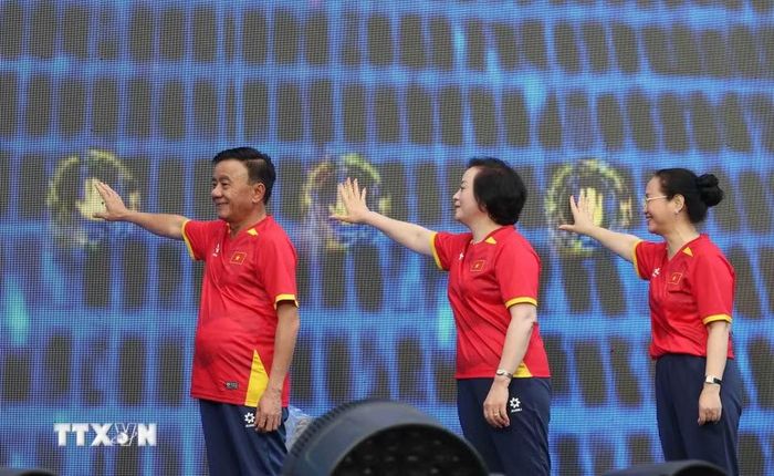 Thường trực Ban Bí thư Trần Cẩm Tú, Phó Thủ tướng Phạm Thị Thanh Trà cùng các đại biểu thực hiện nghi thức phát động phong trào “Mỗi người dân lựa chọn ít nhất một môn thể thao phù hợp để tập luyện thường xuyên." (Ảnh: Phương Hoa/TTXVN)