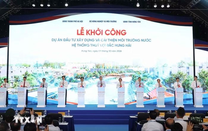 Tổng Bí thư, Chủ tịch nước Tô Lâm và các đại biểu thực hiện nghi thức khởi công Dự án nâng cấp, hiện đại hóa và cải thiện môi trường nước hệ thống thủy lợi Bắc Hưng Hải. (Ảnh: Thống Nhất/TTXVN)