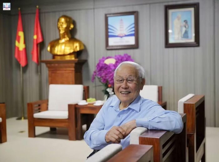 Ở tuổi 92, Nhà giáo Nhân dân Nguyễn Trọng Vĩnh vẫn nhớ rõ những hình ảnh hào hùng của ngày 10/10/1954. (Ảnh: NVCC)