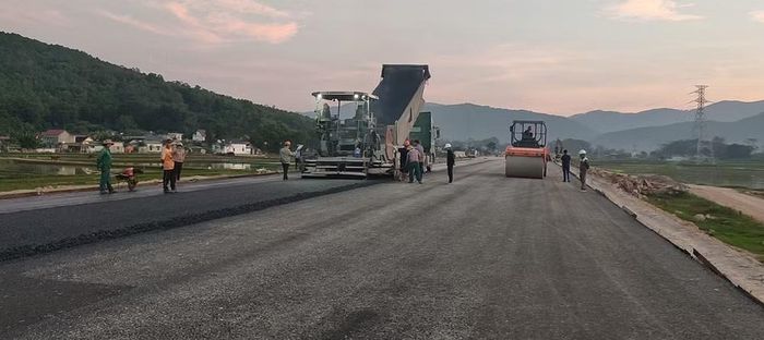 Nhà thầu thi công thảm nhựa nền đường một dự án đường bộ cao tốc. (Ảnh: Việt Hùng/Vietnam+)